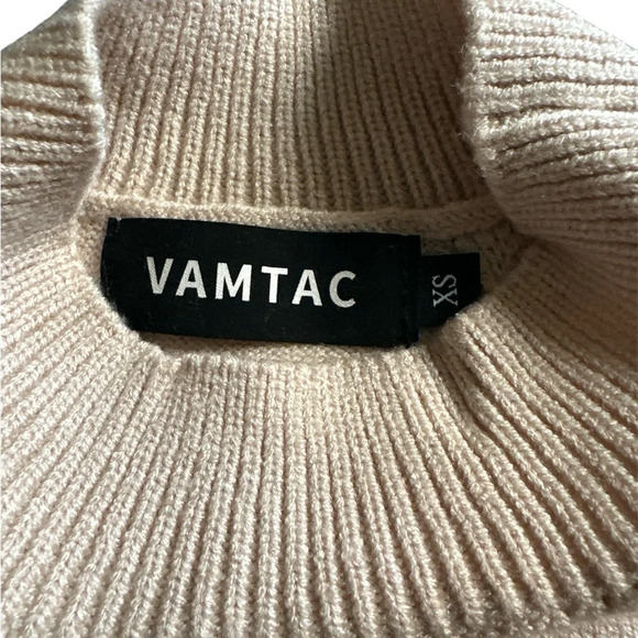 Halter Top With Fuzzy Spider Color Cream Size XS Top BNWOT - Picture 3 of 5